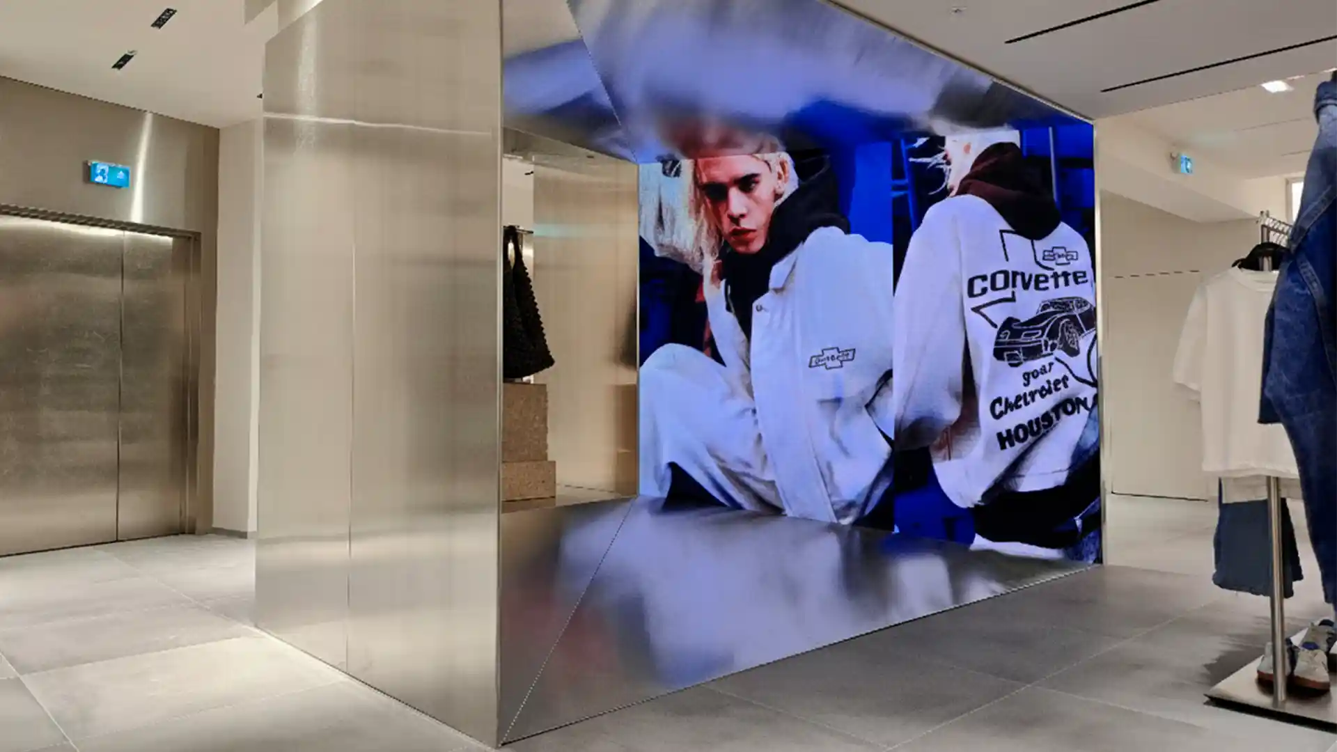 Pantalla LED curva en la tienda Pull&Bear Oxford Street como parte del proyecto de integración audiovisual.