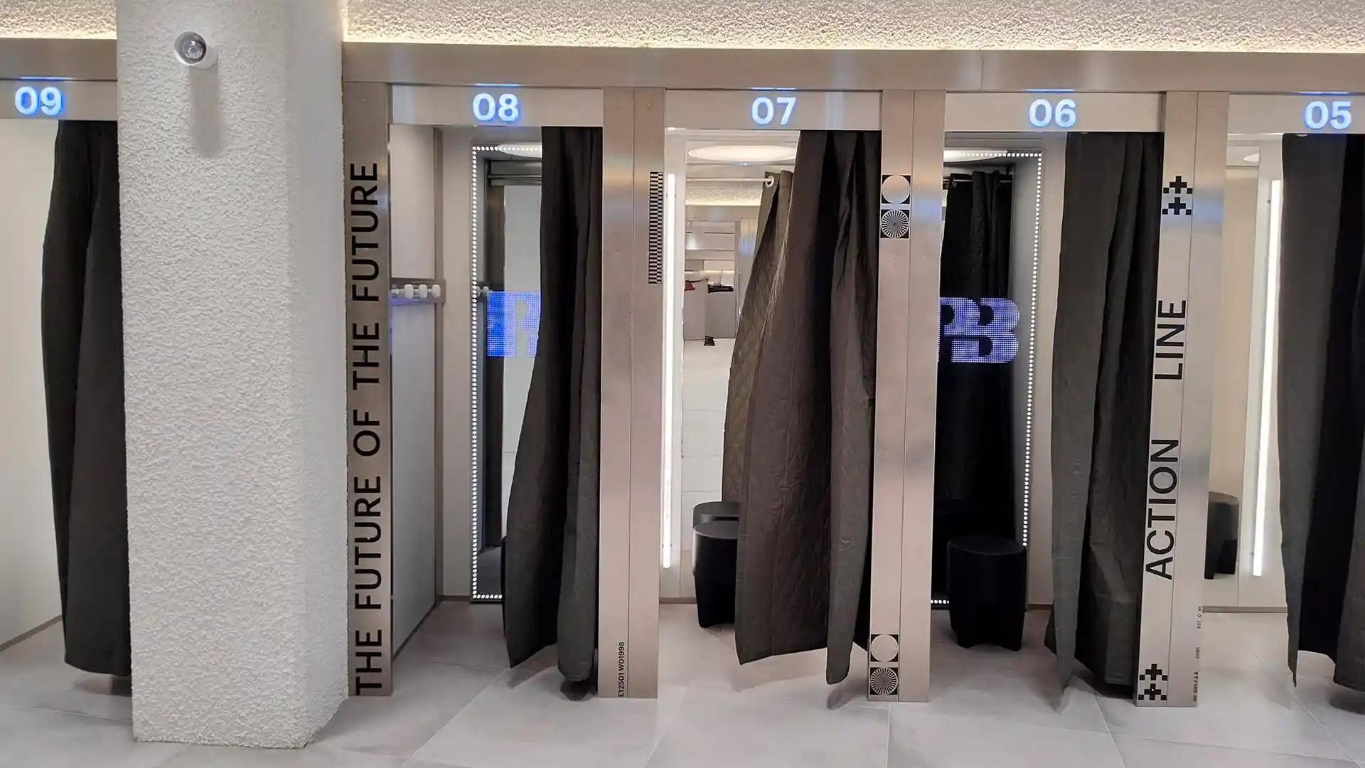 Tecnología de probadores inteligentes con visualización en tiempo real de la disponibilidad de productos en Pull&Bear Oxford Street.