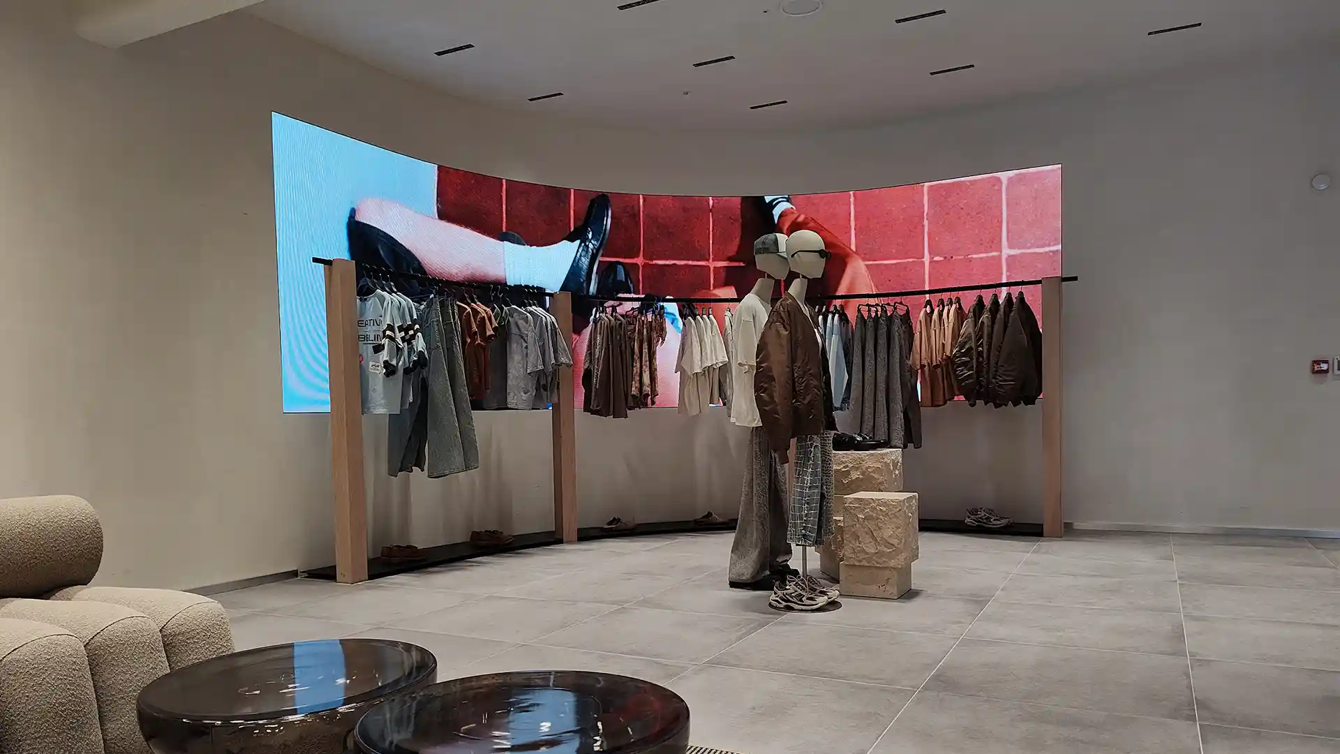 Vista interior de la flagship Pull&Bear Oxford Street que muestra la integración audiovisual inmersiva.