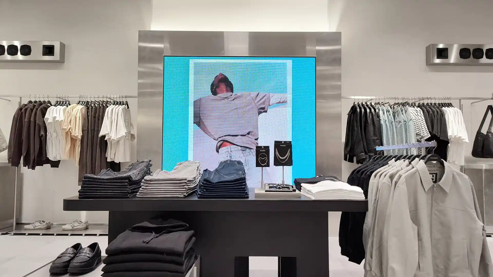 Instalación LED inmersiva integrada en el diseño arquitectónico de Pull&Bear Oxford Street.