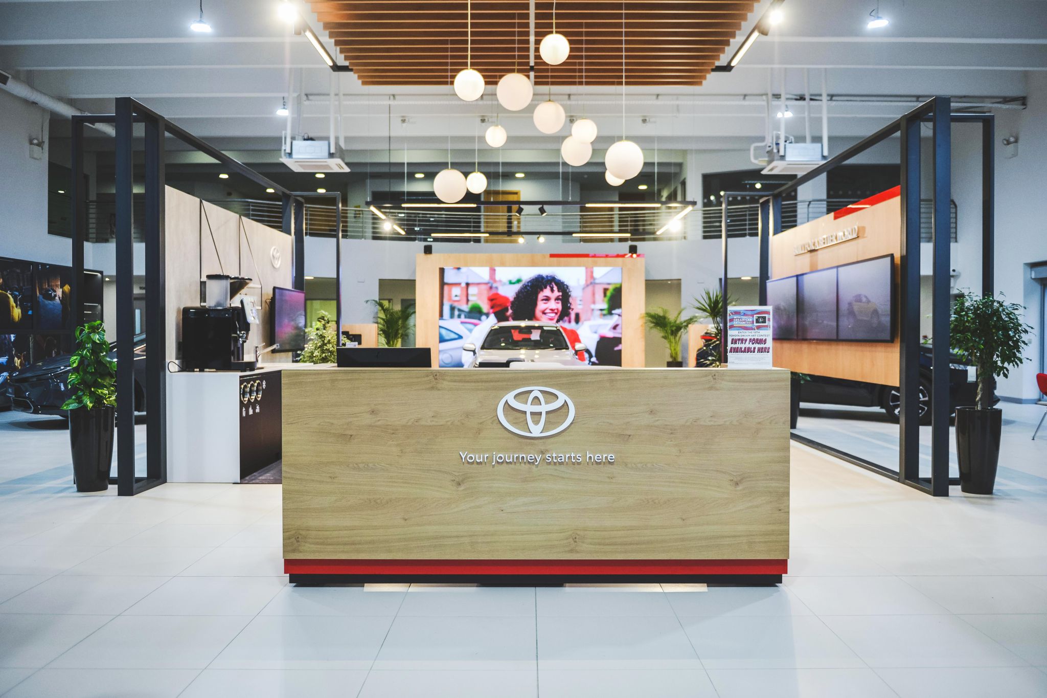 Señalización digital Toyota para mejorar la experiencia del cliente.