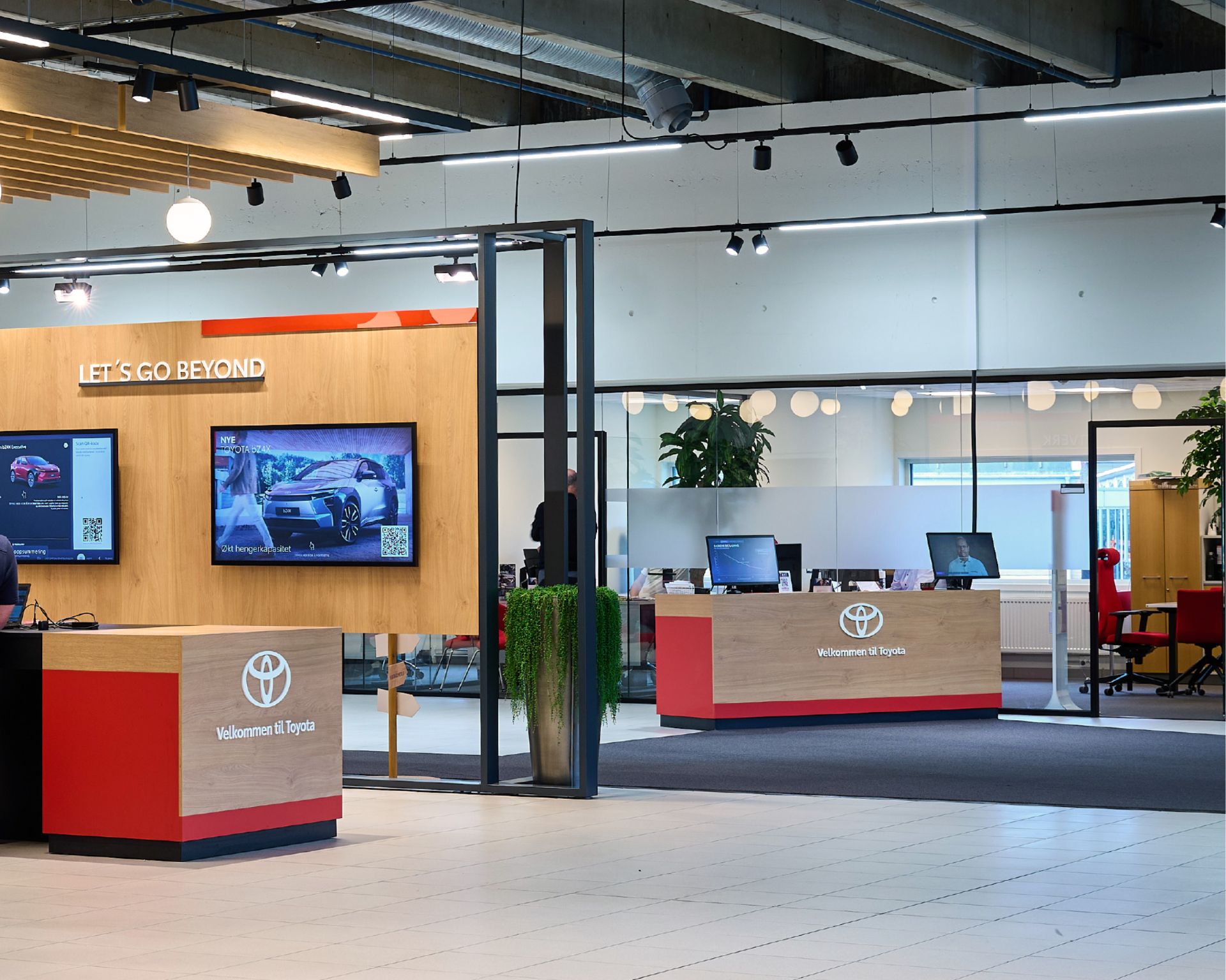 Sala de exposición de Toyota con pantallas interactivas y herramientas digitales para la interacción con los clientes.