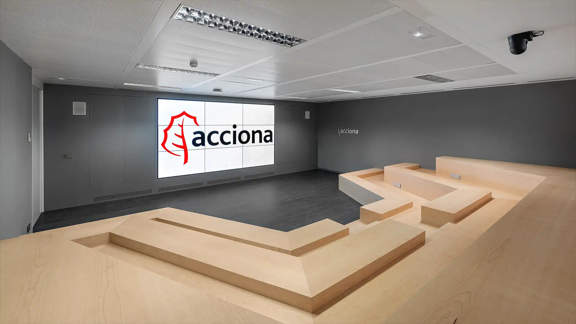 Panoramic view of Acciona’s Agora Room in Madrid, featuring integrated audiovisual systems and collaborative seating designed by TRISON.