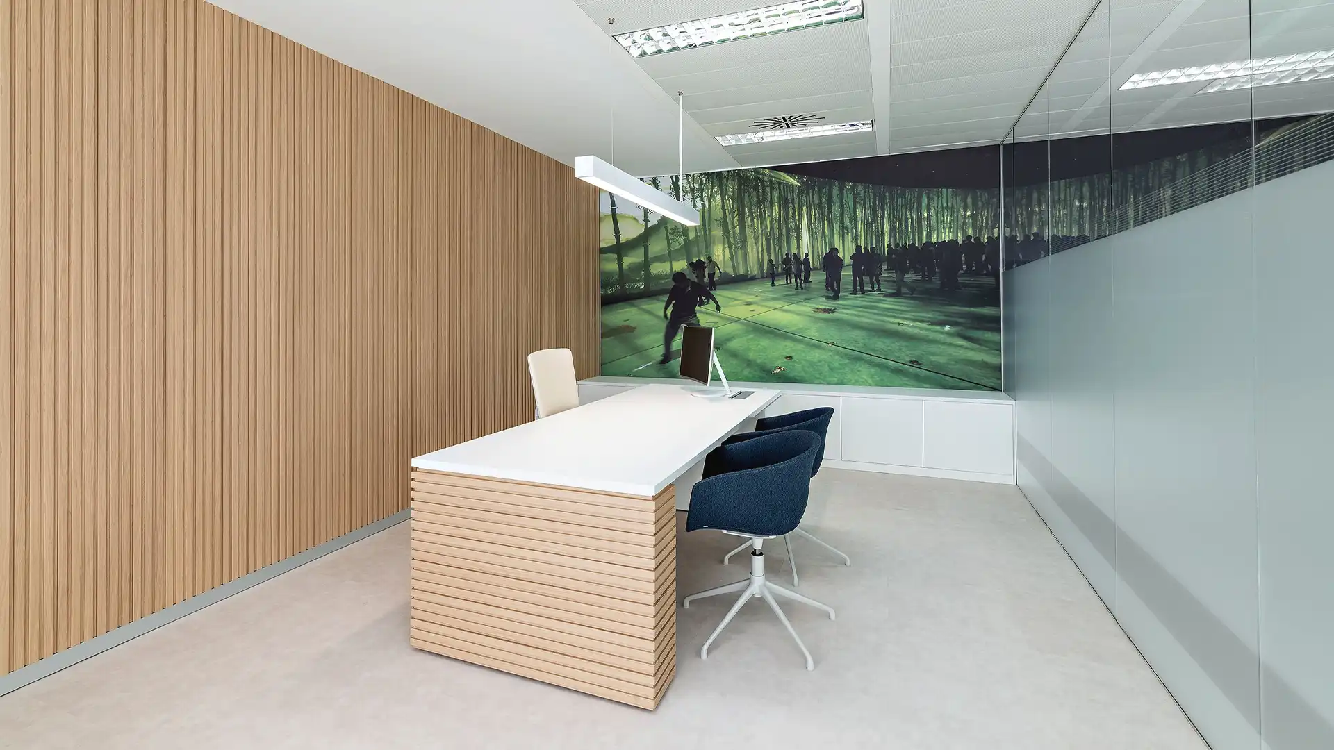 Modern meeting room at Acciona’s Madrid offices equipped with a 55-inch display and interactive audiovisual system by TRISON.