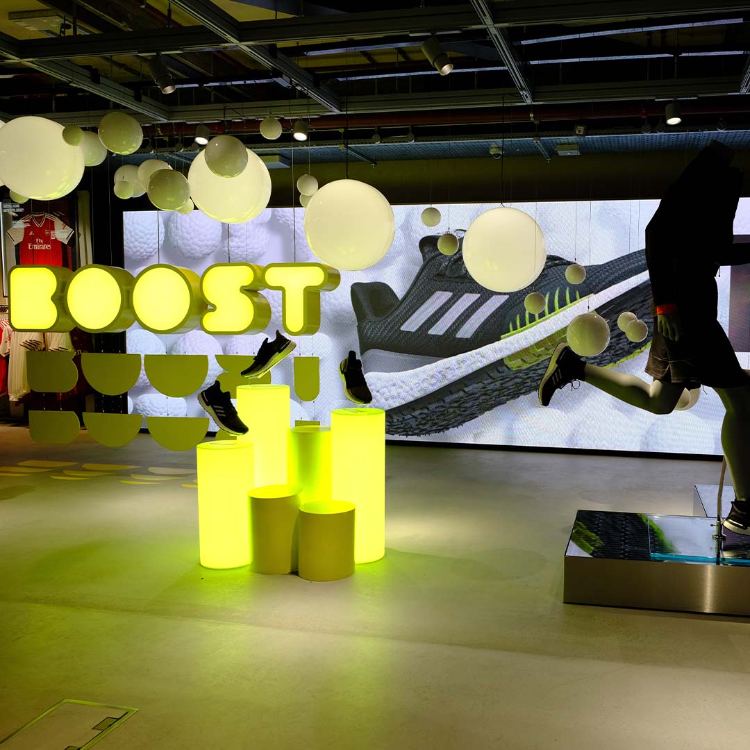 Zona Boost con pantalla LED y señalética iluminada en la flagship de adidas en Barcelona, por TRISON Germany