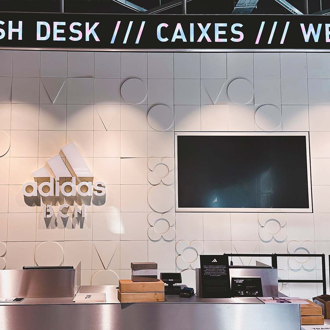 isplay de identidad de marca adidas BCN con elementos de musgo natural en la flagship de Barcelona, integrado por TRISON Germany