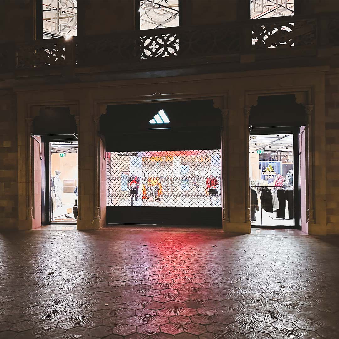 Pantalla LED integrada en la arquitectura histórica del Palau Pascual i Pons en la flagship de adidas en Barcelona