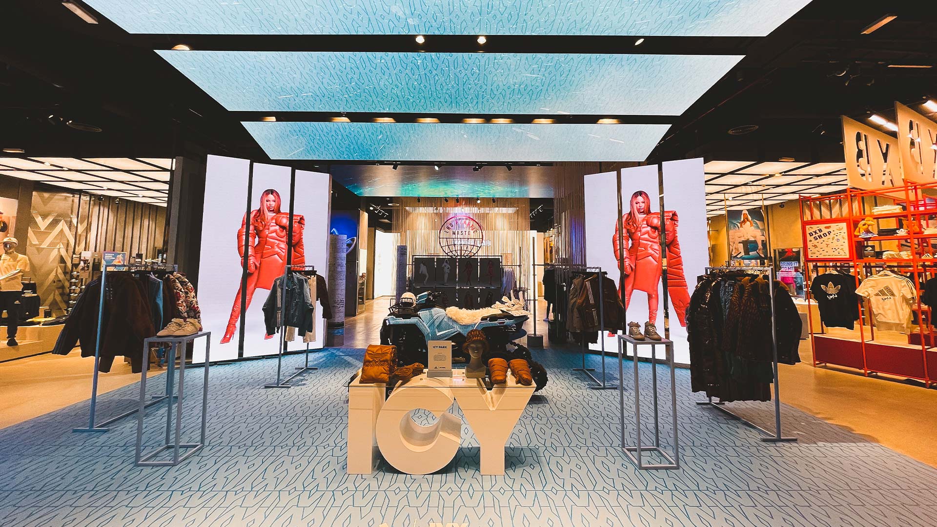 Paneles LED en el techo y displays transparentes en la zona de campaña de adidas Barcelona, instalados por TRISON Germany