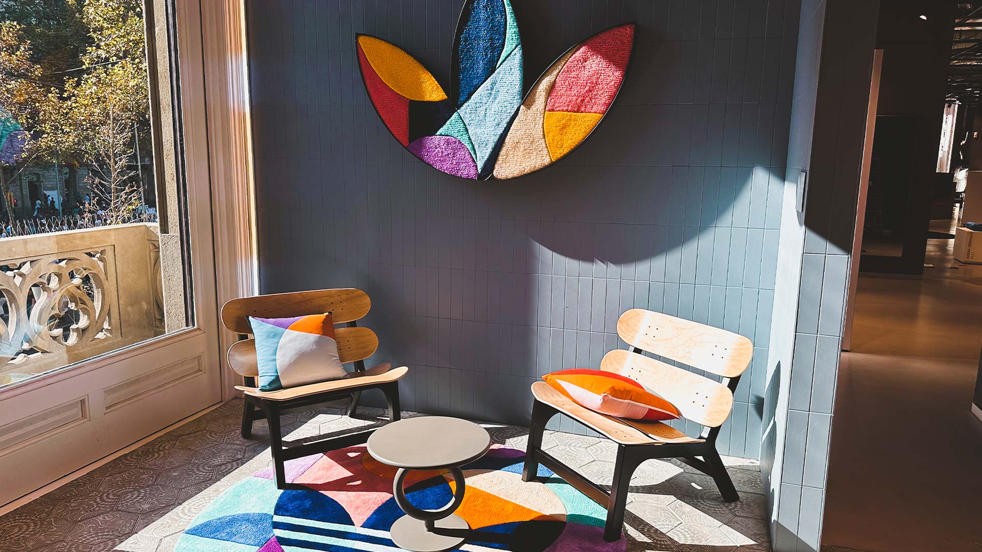 Zona lounge de adidas Originals con instalación textil de artista local en la flagship de Barcelona, Palau Pascual i Pons