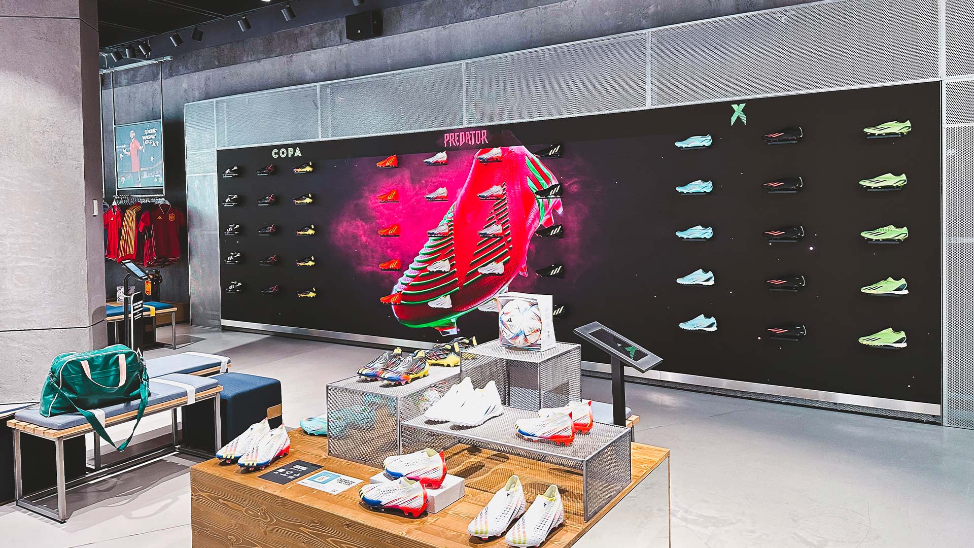 Paneles LED en el techo y displays transparentes en la zona de campaña de adidas Barcelona, instalados por TRISON Germany
