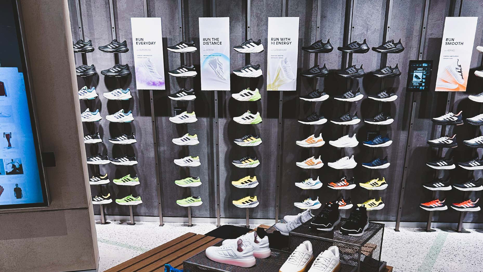 Zona de running con pantalla LED y expositor de producto en la flagship de adidas en Barcelona, integrada por TRISON Germany