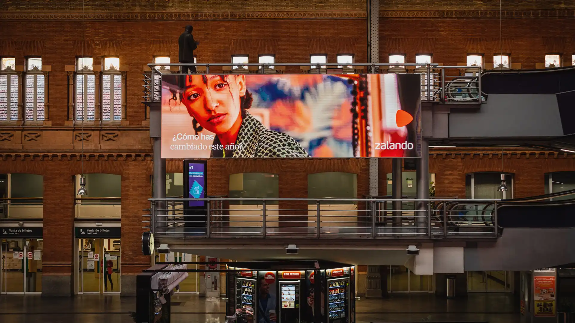 Außenansicht des Madrider Bahnhofs Atocha mit LED-Integration, die sich in die historische Architektur des Gebäudes einfügt.