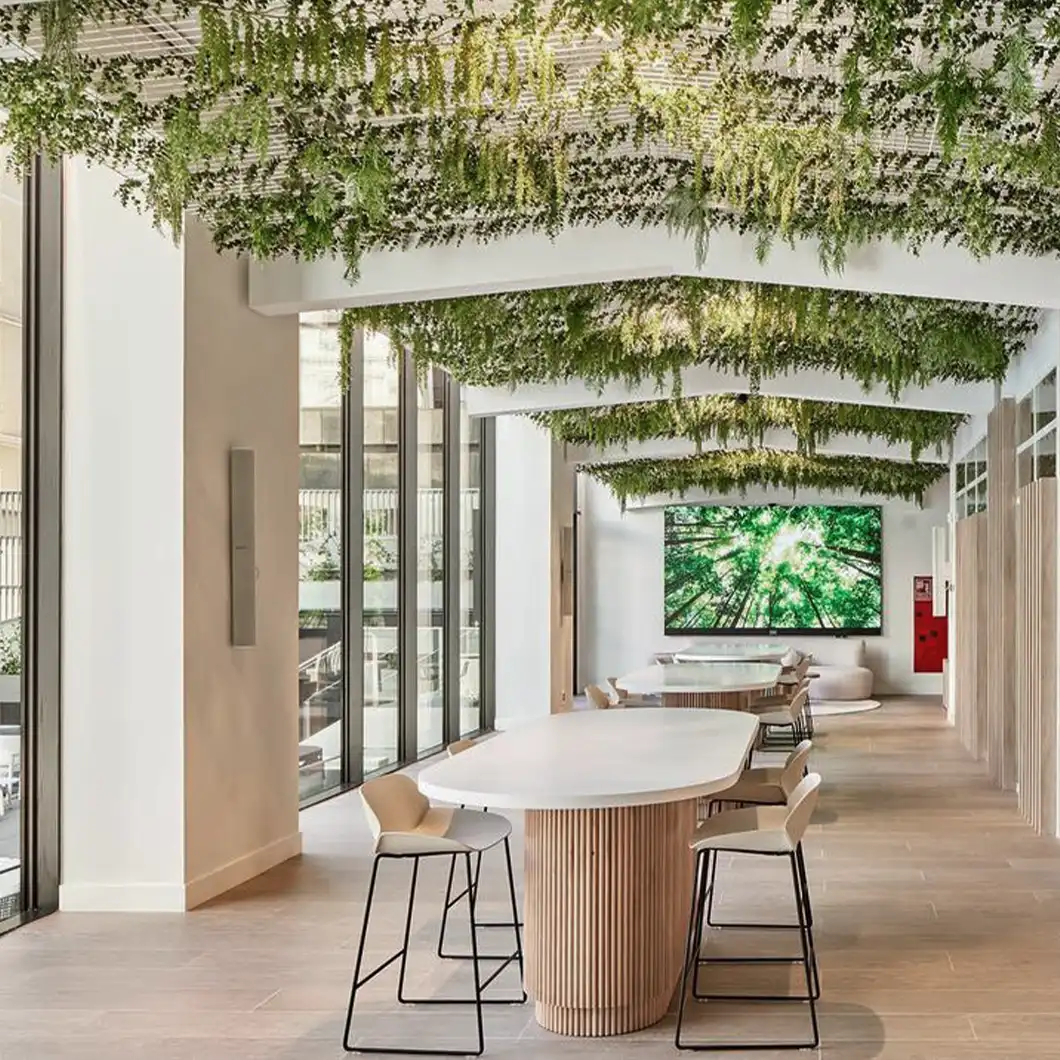 Espacio de showroom orientado a la marca que integra arquitectura, tecnología y diseño corporativo.