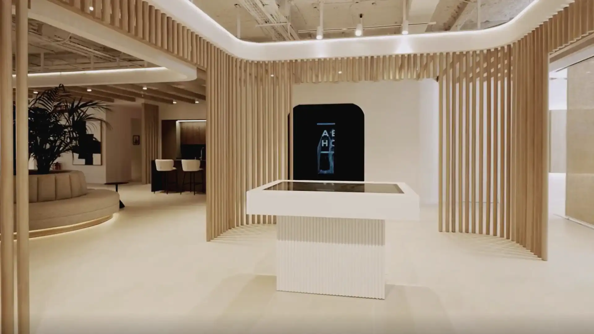 Zona interactiva en el showroom de AEDAS HOMES con pantallas LED y LCD que crean una experiencia inmersiva para el cliente.