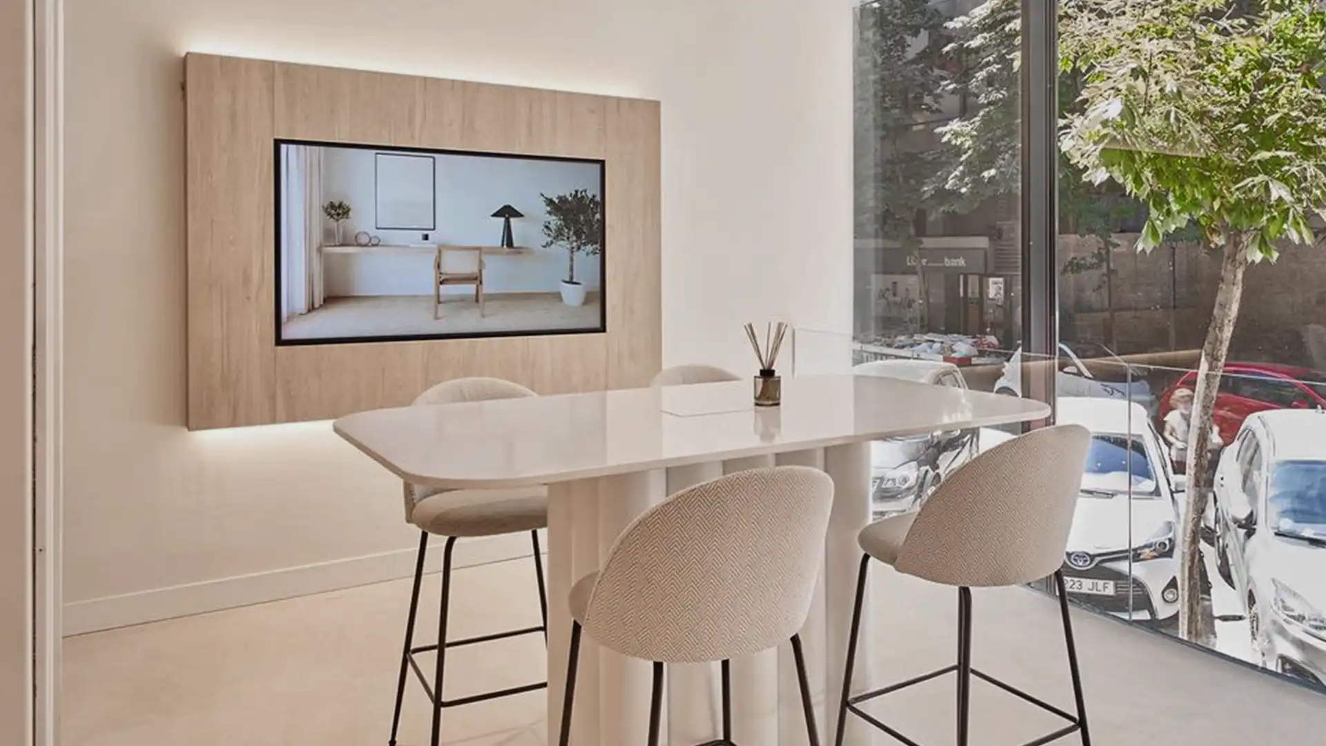 Área de reuniones equipada con pantallas LED y sistemas de videoconferencia multizona que garantizan presentaciones claras y fluidas.