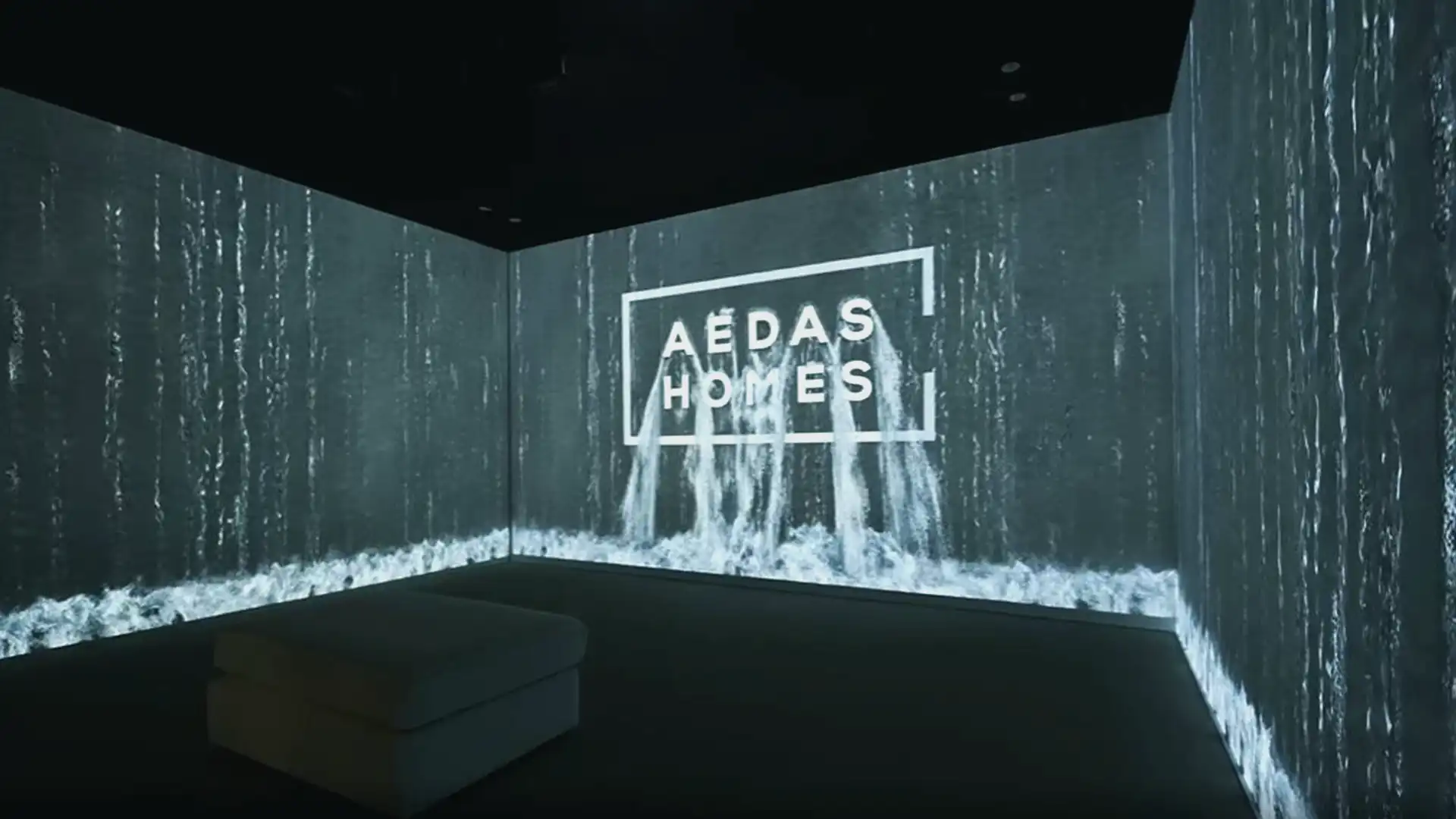 Vista panorámica del showroom de AEDAS HOMES en Madrid con pantallas LED e interactivas integradas por TRISON