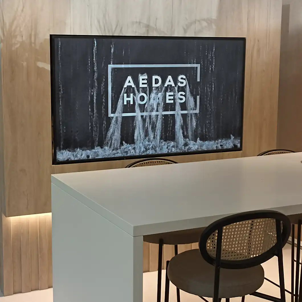 Espacio de reuniones de alta tecnología en AEDAS HOMES con soluciones de audio y videoconferencia integradas por TRISON.