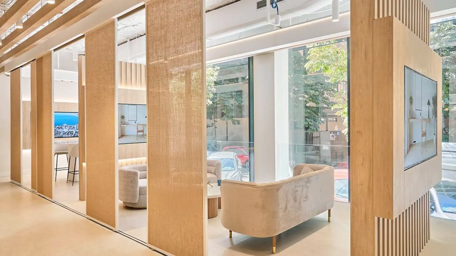 Área de reuniones de AEDAS HOMES equipada con el sistema multizona de audio y videoconferencia de TRISON.