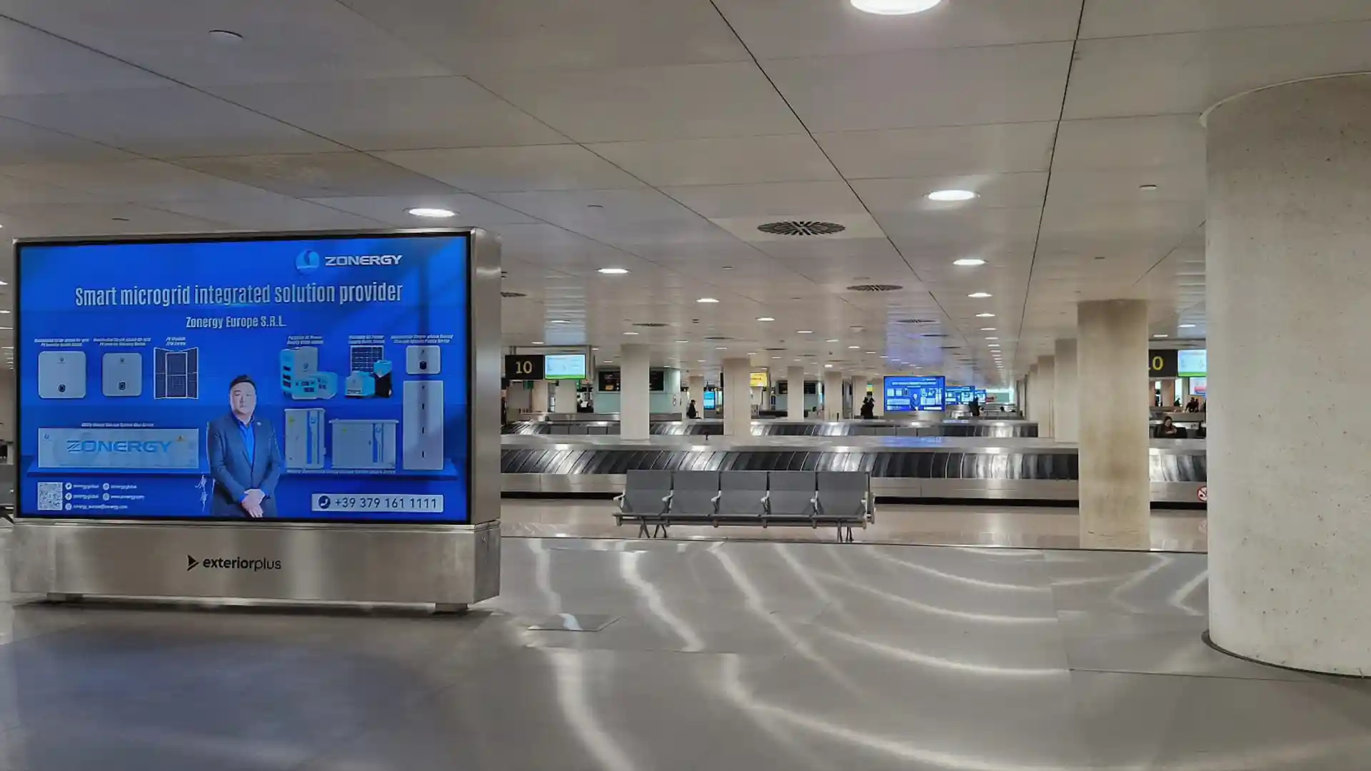 Écrans LED haute résolution installés dans les zones de transit des aéroports pour l'information des passagers et l'impact visuel