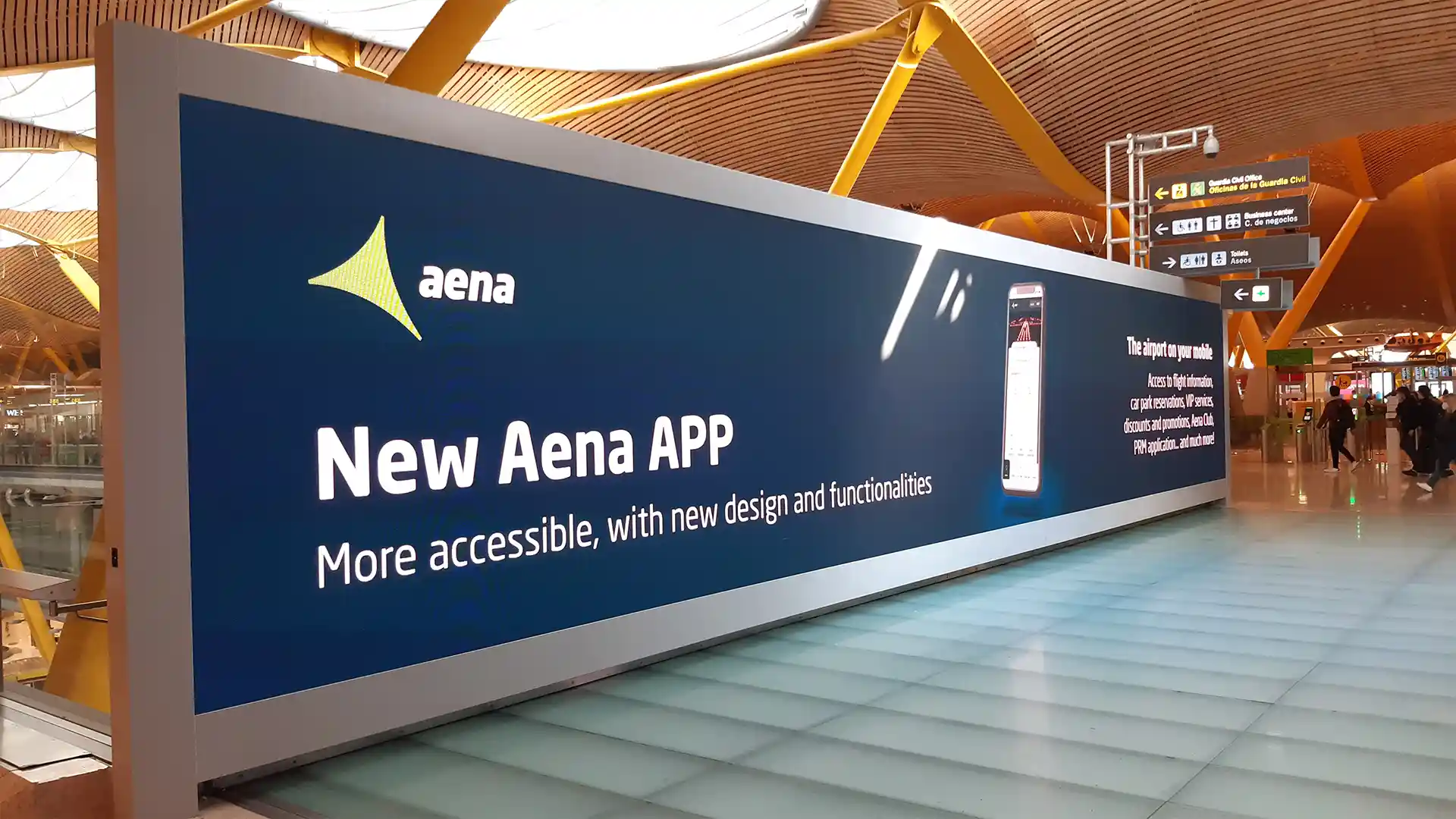 Des écrans LED grand format sont intégrés dans le terminal de l'aéroport de Madrid-Barajas pour les zones très fréquentées par les passagers.