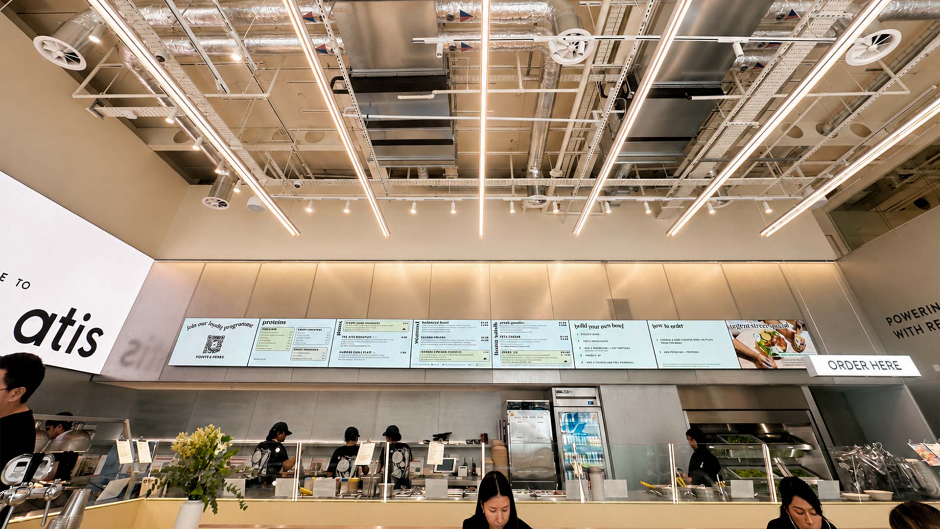 Videowall de ocho pantallas instalado por TRISON como menú digital en el restaurante Atis de Regent Street, Londres