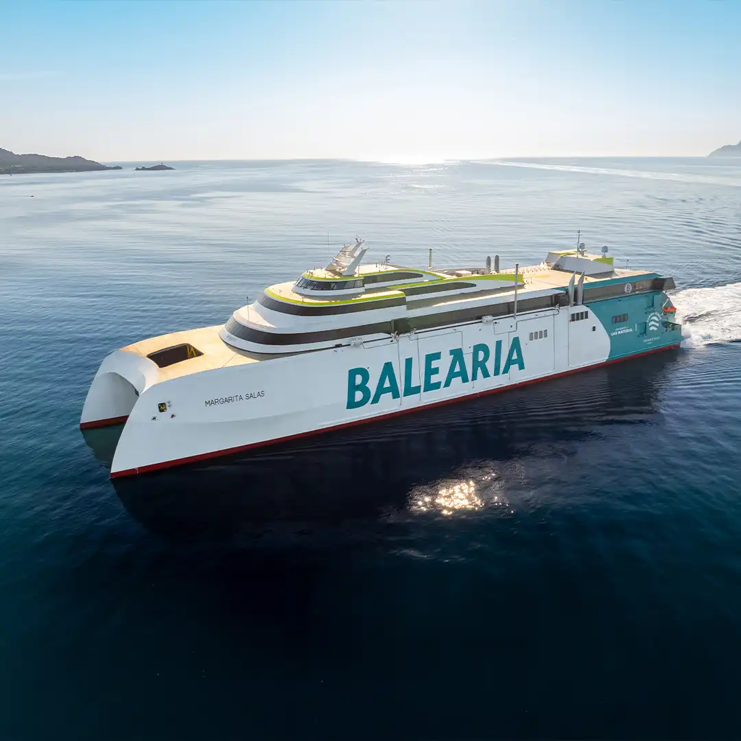 Vista aérea del fast ferry Mercedes Pinto de Baleària operando la ruta de Canarias