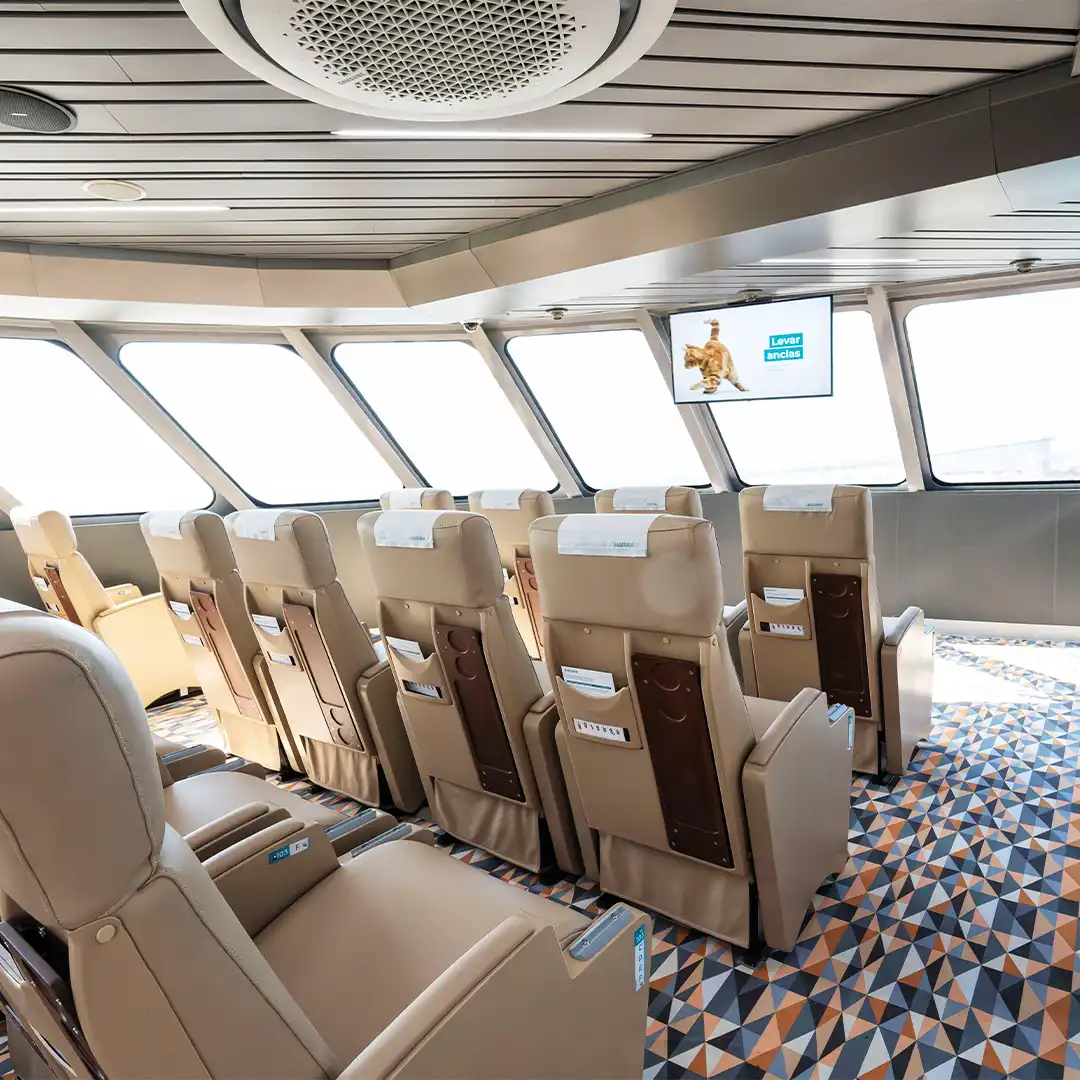 Monitores profesionales instalados en el salón de pasajeros como parte de la integración audiovisual naval de TRISON a bordo del Margarita Salas