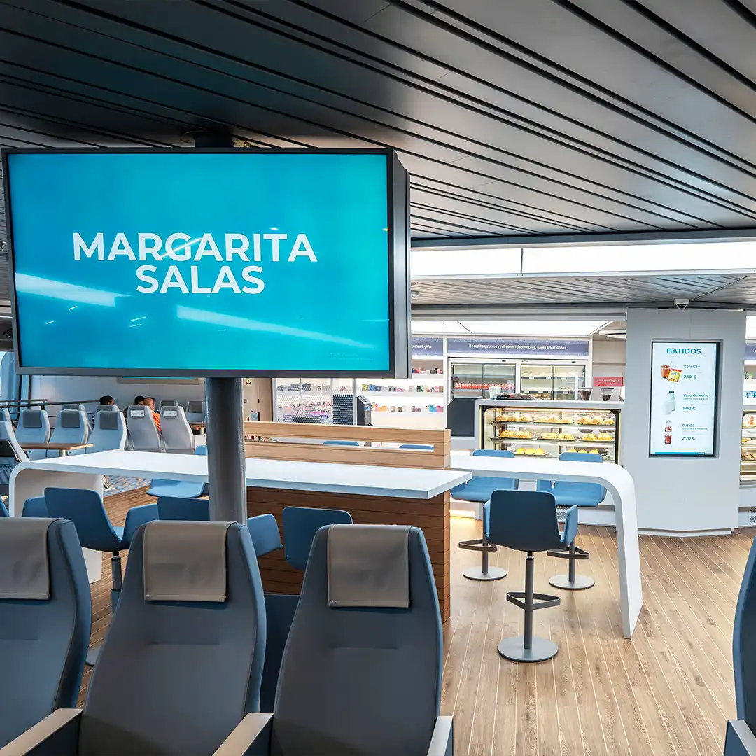 Señalización digital integrada en el salón y la zona de restauración a bordo del fast ferry Margarita Salas de Baleària