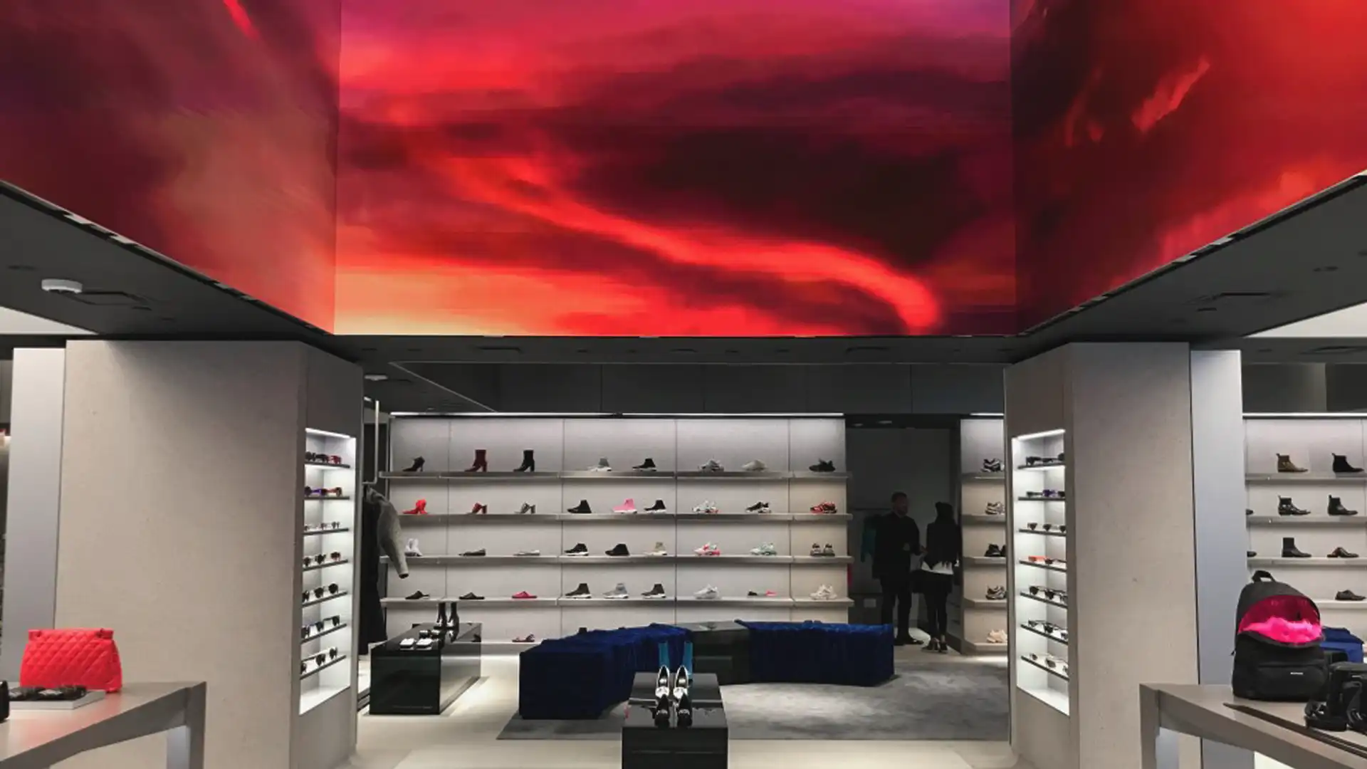 Techo de LED que envuelve el interior de Balenciaga Nueva York, amplificando la inmersión y la profundidad espacial.