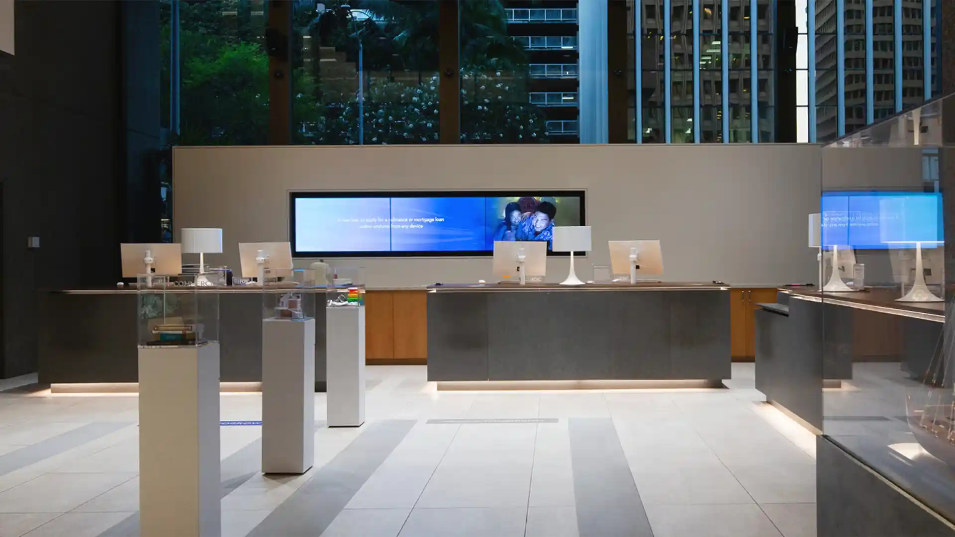 Vue extérieure de l'agence numérisée de la Bank of Hawaii, caractérisée par une signalisation LED intégrée et une conception architecturale moderne.