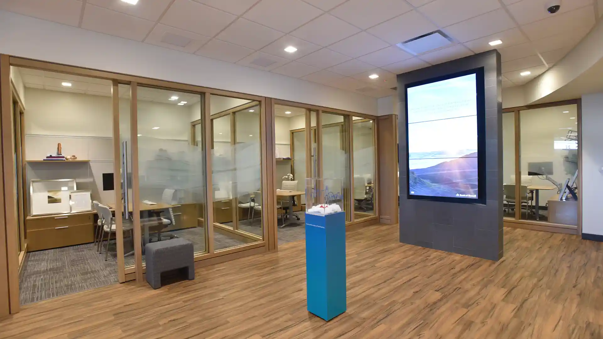 Des écrans de signalisation numérique à l'intérieur de la banque affichant des messages de campagne et des mises à jour en temps réel.