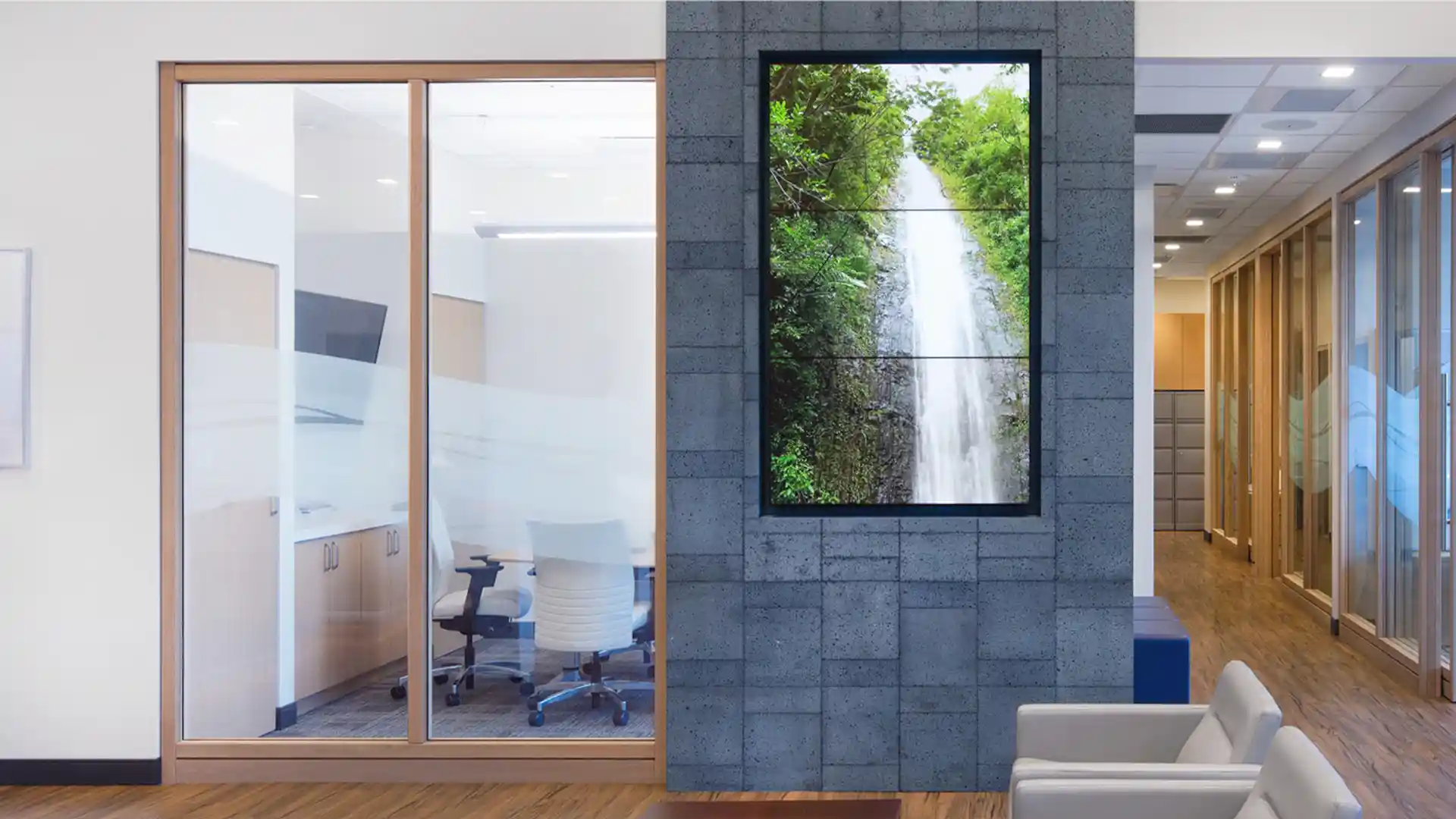 Vue intérieure d'une agence de la Bank of Hawaii avant la transformation numérique, mettant en évidence la nécessité de disposer de systèmes de communication modernes.