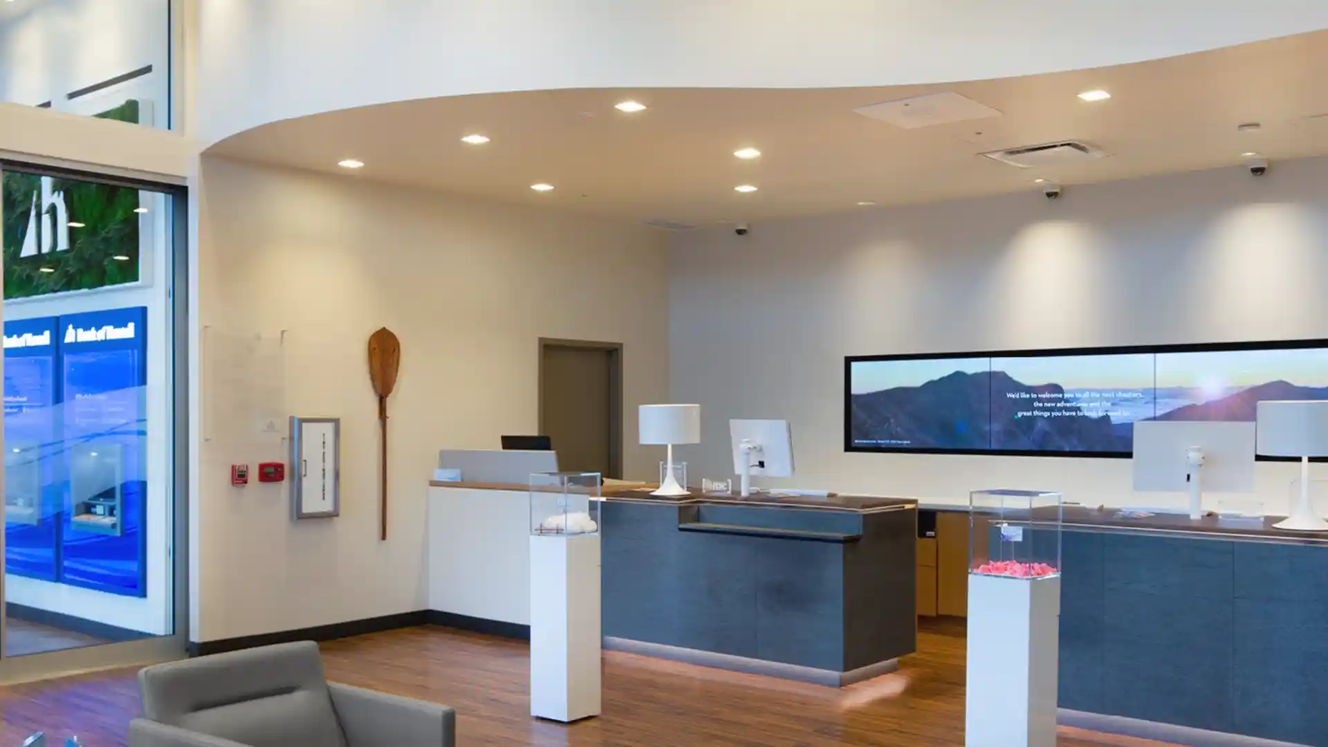 Affichages LED et LCD à l'intérieur d'une agence rénovée de la Bank of Hawaii montrant des visuels de la marque et des graphiques animés d'inspiration locale.