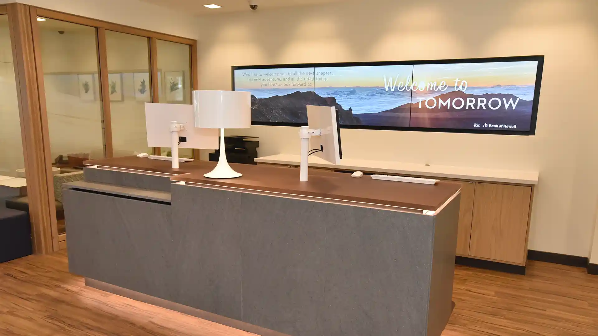 Mur vidéo haute résolution à l'intérieur de la Bank of Hawaii affichant des paysages hawaïens pour améliorer l'atmosphère de la succursale.