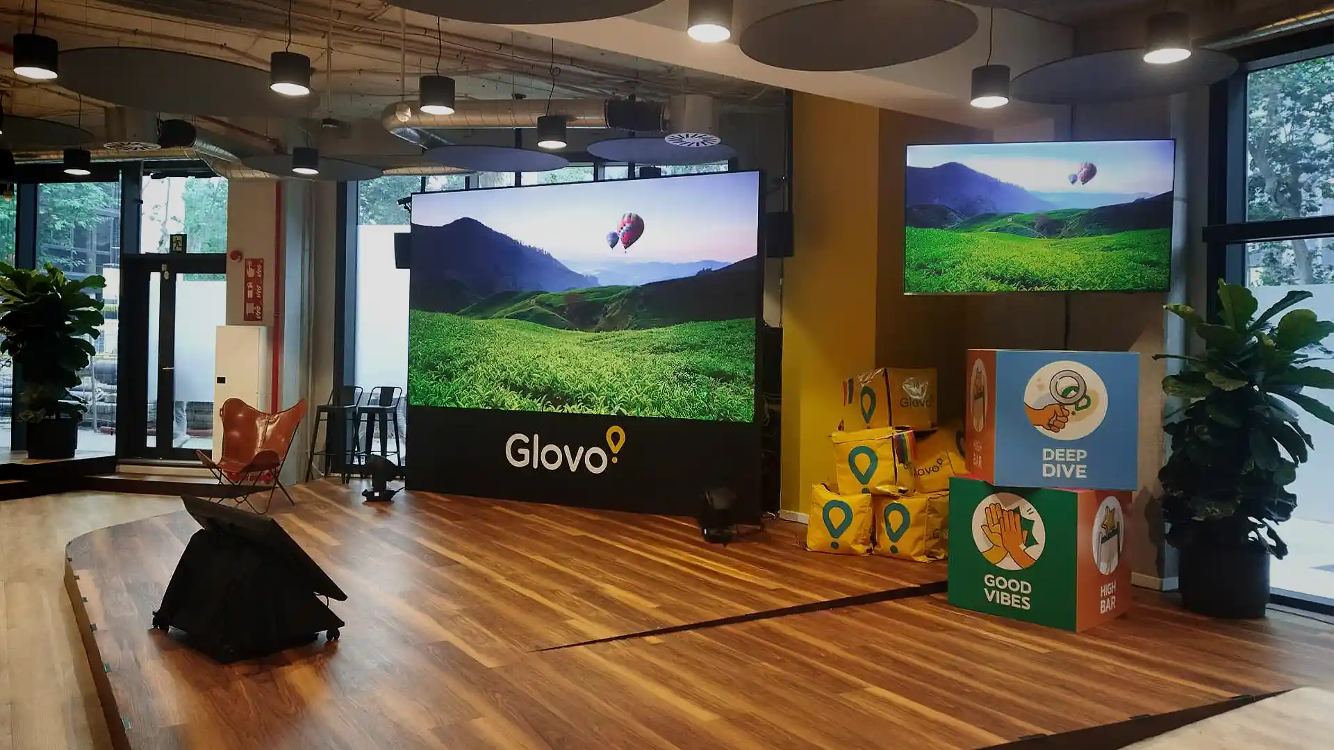 Vista general de las oficinas corporativas digitalizadas de Glovo en Madrid, con instalaciones LED y sistemas audiovisuales integrados desarrollados por TRISON.