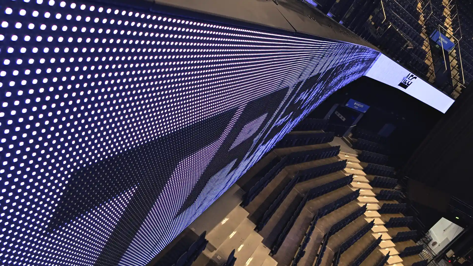 Durchgängiger LED-Ring entlang des oberen Zuschauerrangs der Barclays Arena.