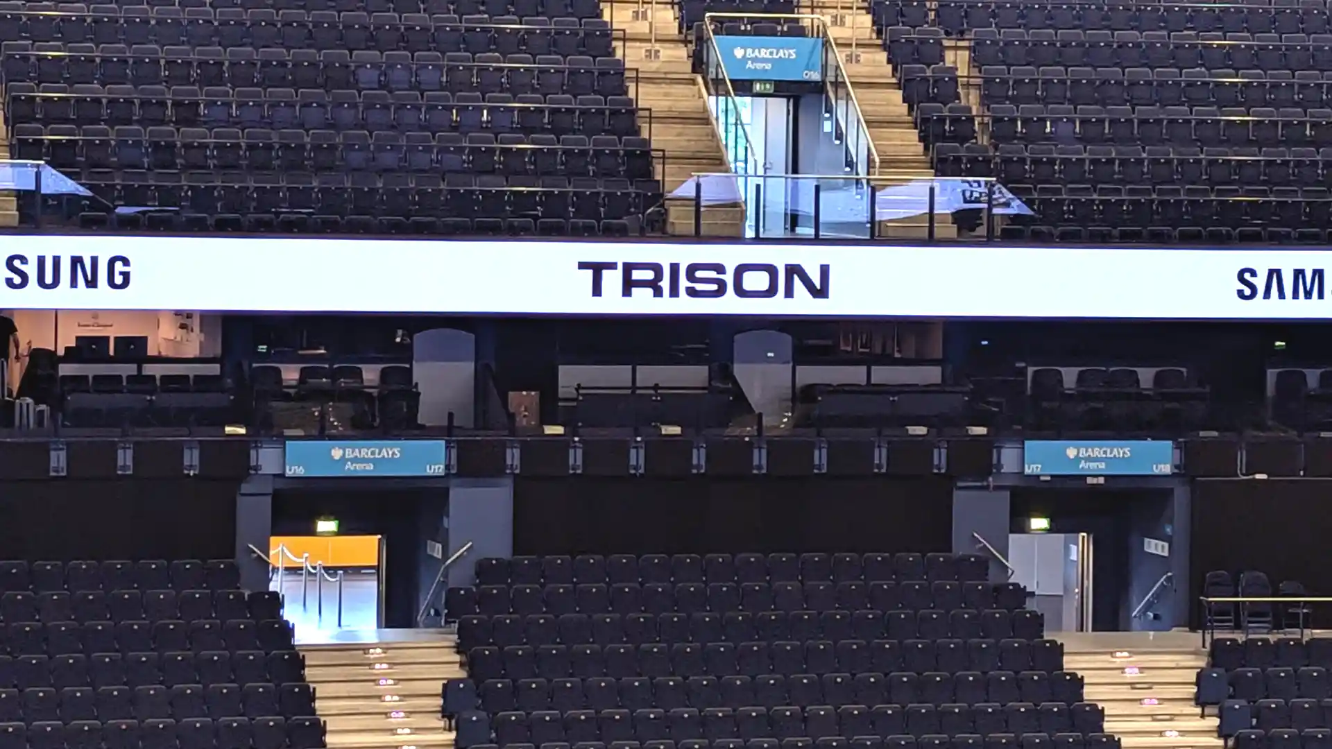 Präzise ausgerichtete LED-Module, die einen gebogenen LED-Ring im Inneren der Barclays Arena bilden.