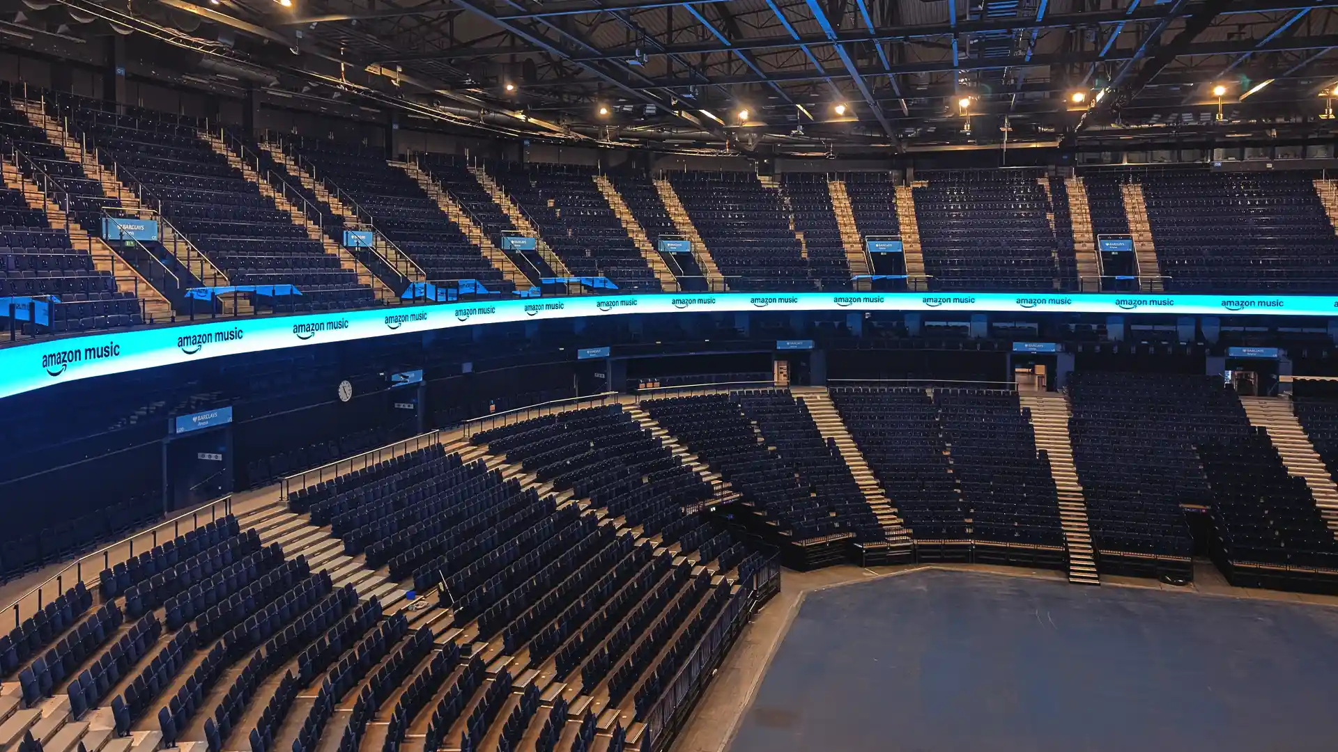Weitwinkelansicht des LED-Rings, integriert in den oberen Zuschauerrang der Barclays Arena.