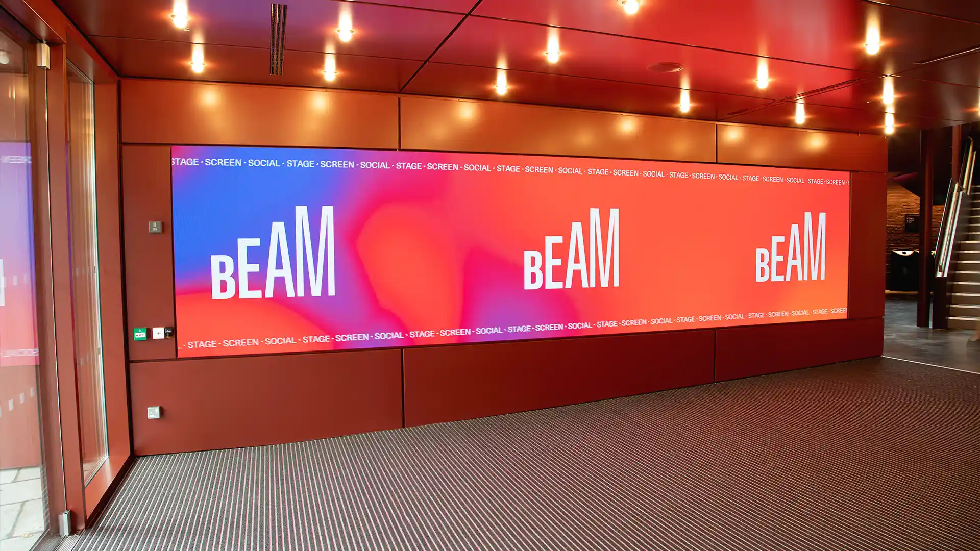 Grand écran LED au Beam Theatre réagissant aux gestes des visiteurs avec un contenu interactif.