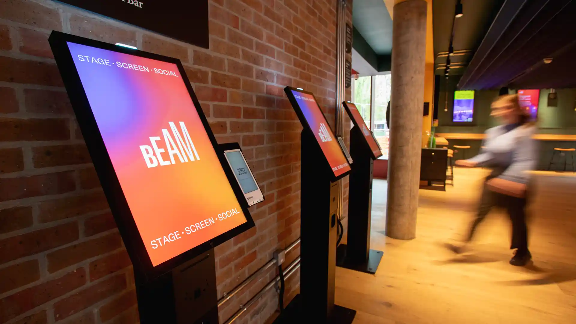 Des bornes de billetterie en libre-service ont été installées au Beam Theatre pour permettre une réservation autonome.