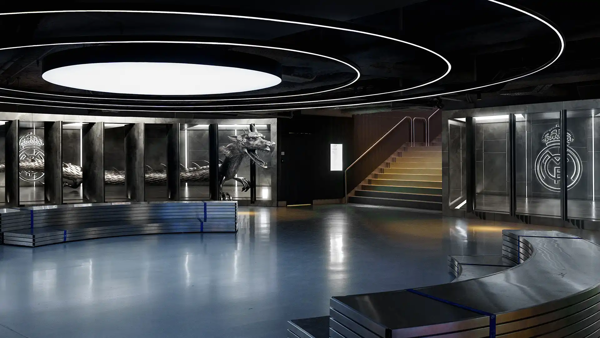 Proiezione di draghi 3D e vetrine olografiche che mostrano la maglia del Real Madrid in un'esperienza coinvolgente per i tifosi all'interno dello stadio Santiago Bernabéu.