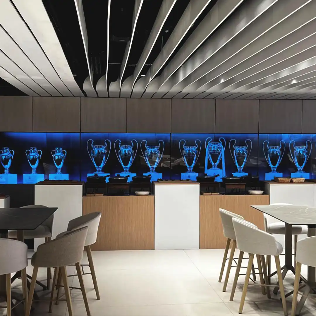 Un soffitto a LED che visualizza contenuti immersivi in 3D all'interno dello stadio Santiago Bernabéu per migliorare il coinvolgimento dei tifosi.