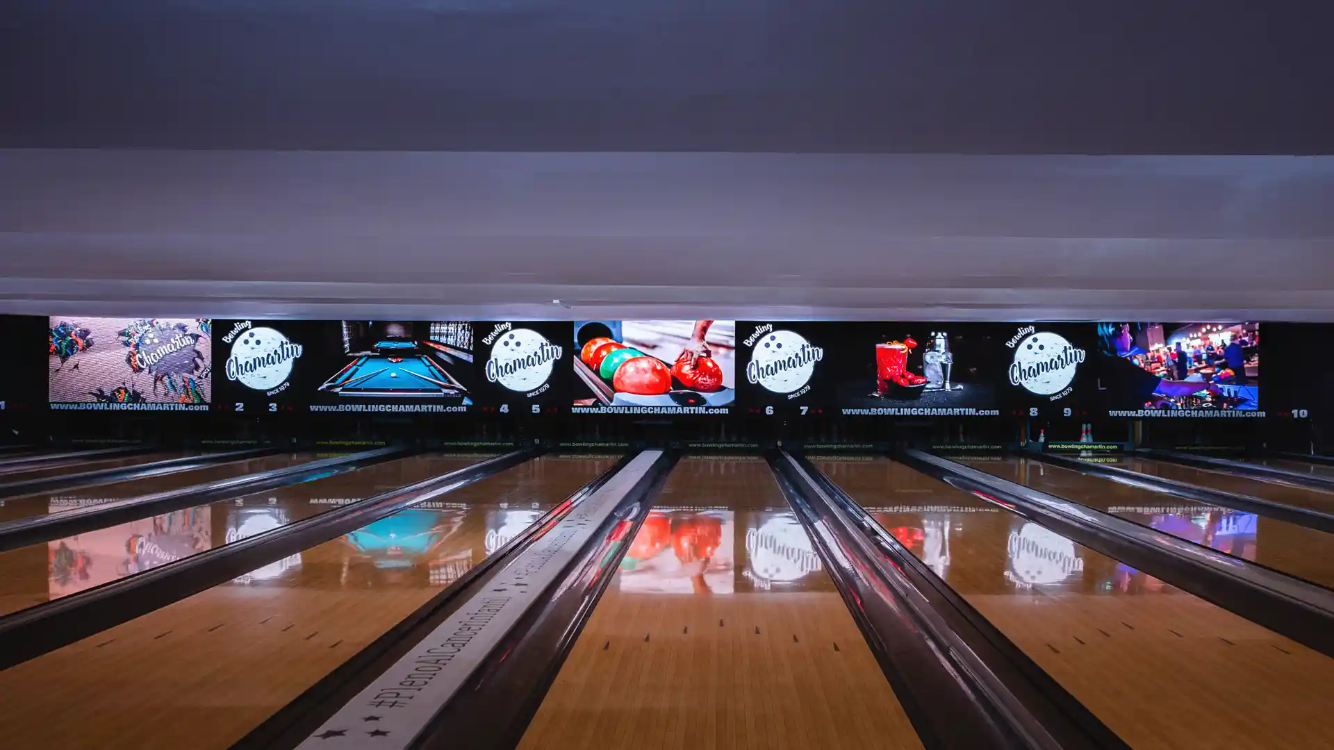 Wide view of Bolera Chamartín’s renovated bowling lanes with integrated LED technology.