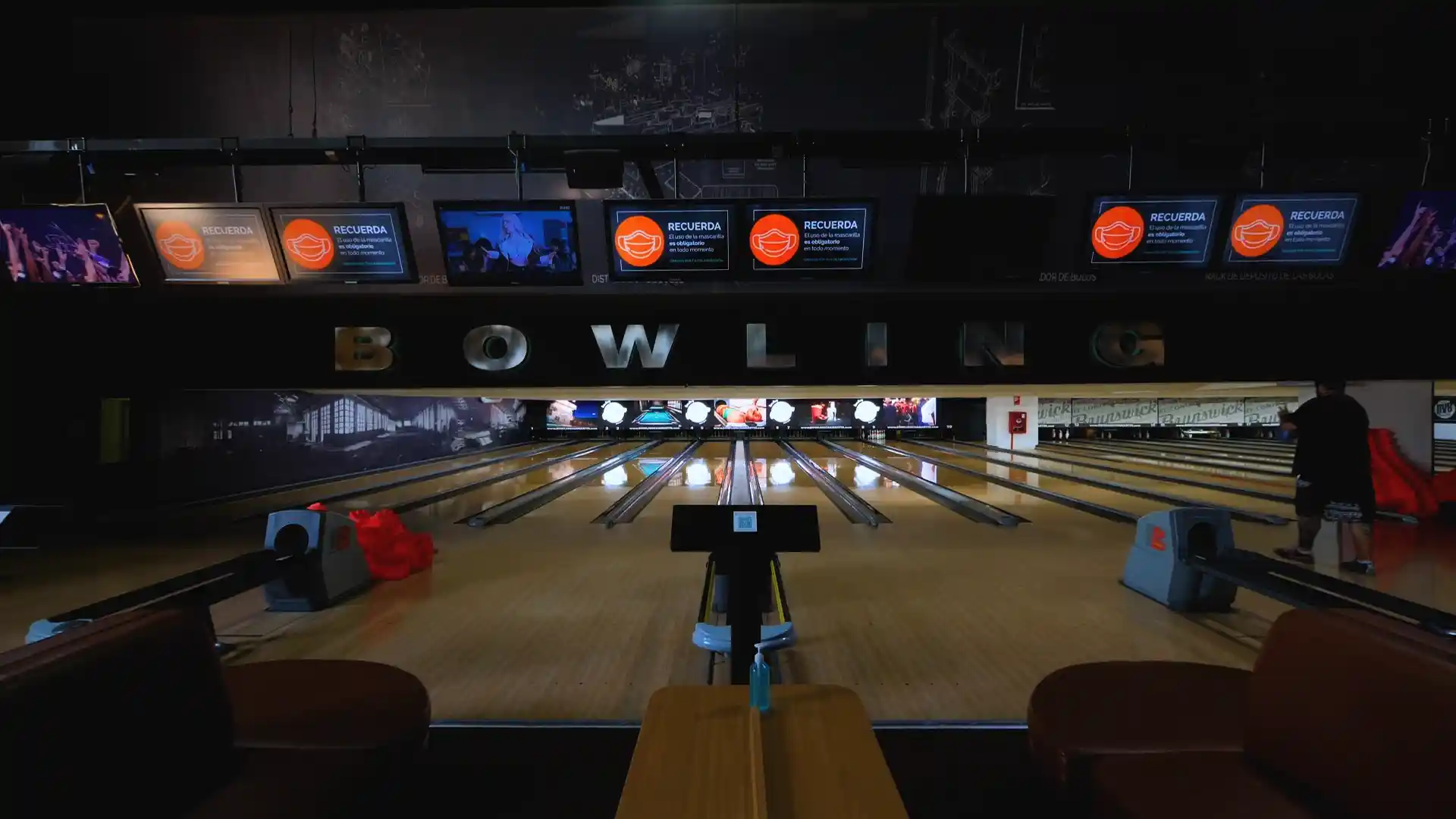 Large LED display showing live bowling game content at Chamartín Bowling.
