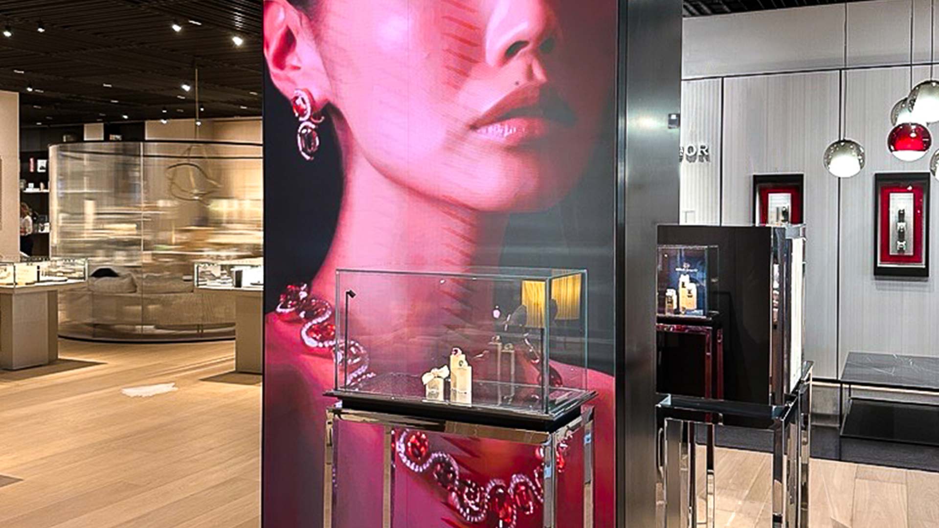LED-Säule mit Bucherer Fine Jewellery Markeninhalten im Flagship Store Frankfurt integriert