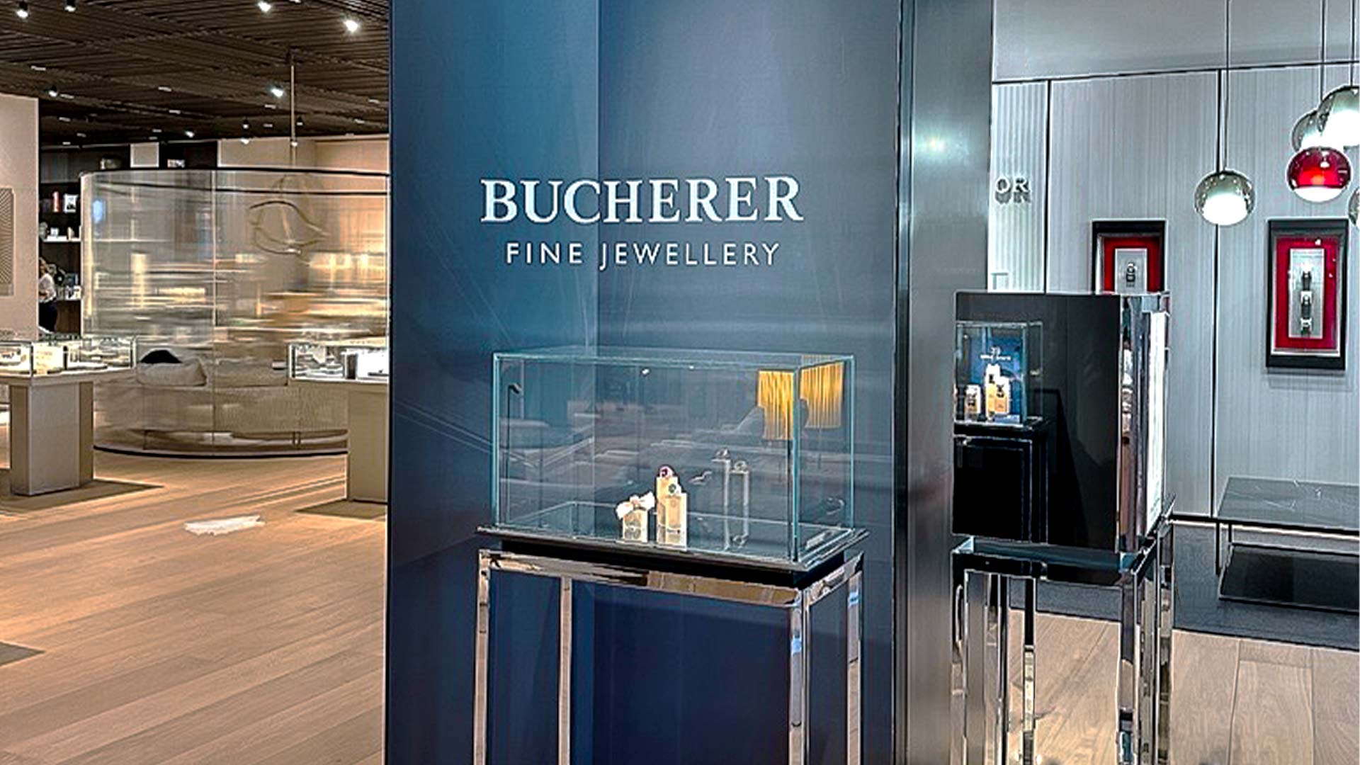 Vertikale LED-Säule mit Luxus-Schmuck-Kampagneninhalten im Bucherer Flagship Store Frankfurt