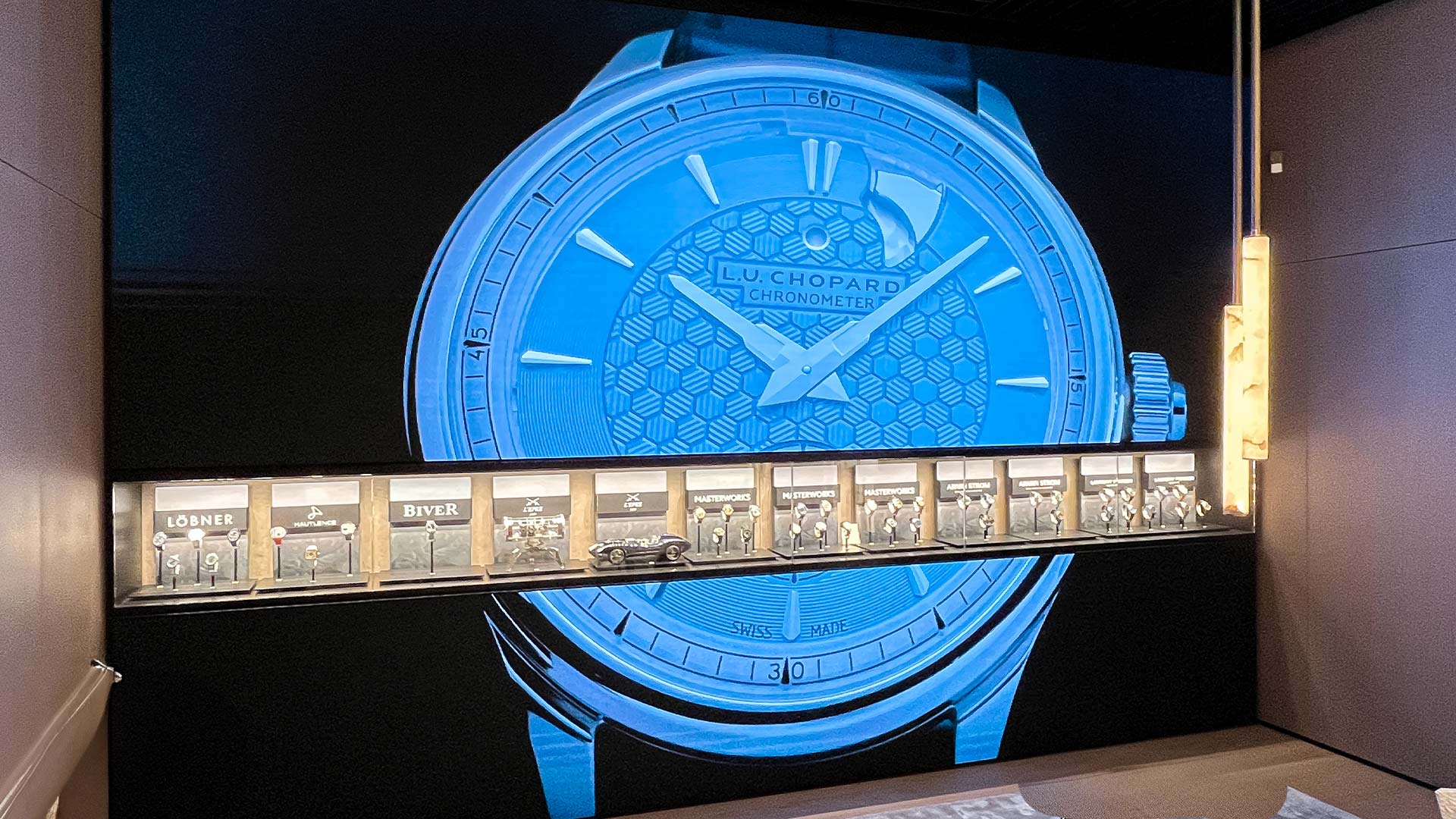 Vollbild-Uhreninhalt auf LED-Wand von TRISON im Bucherer Flagship Store Frankfurt
