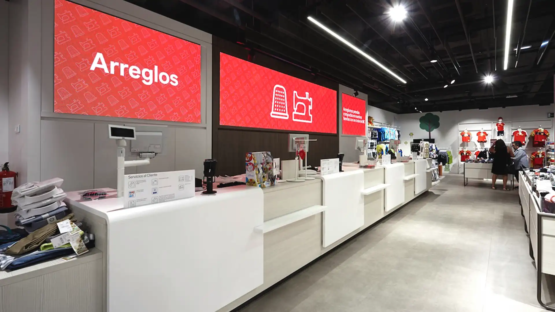 Affichage numérique intérieur chez C&A présentant des offres et des collections dynamiques.