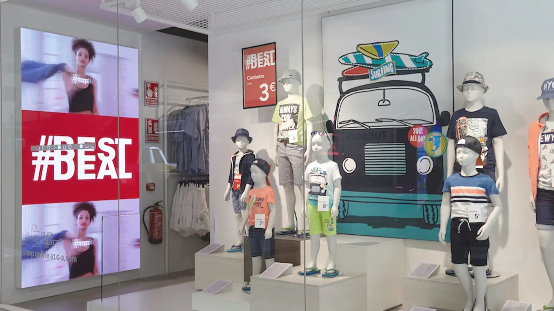 Affichage LED grand format à l'entrée du magasin C&A présentant un contenu promotionnel.