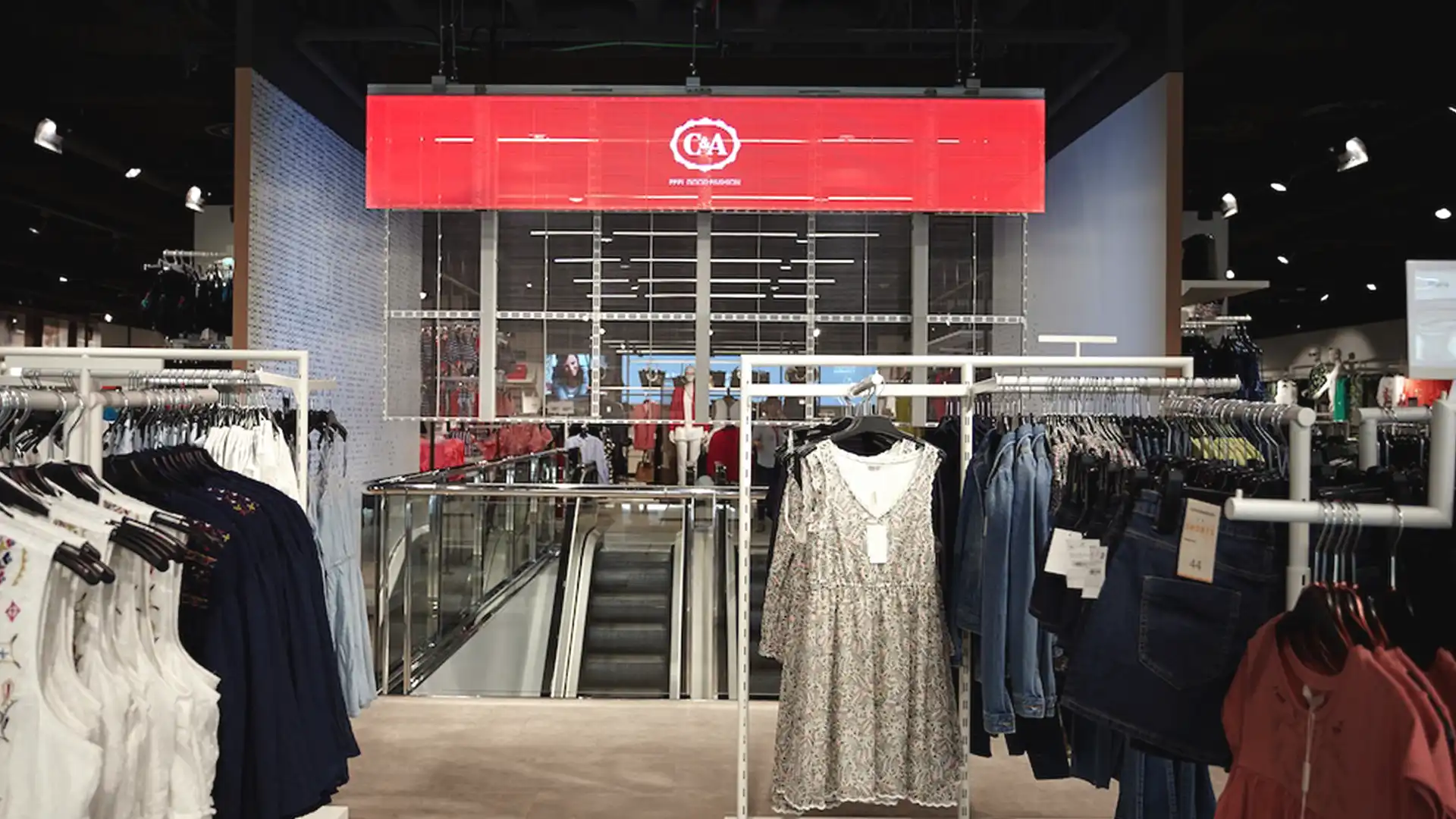 Grand écran LED à l'entrée du magasin C&A affichant du contenu promotionnel.